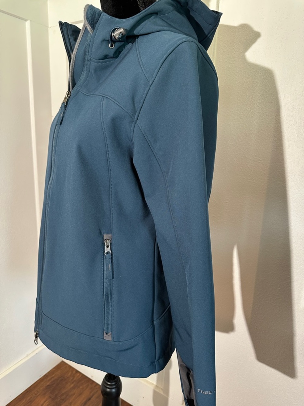 Free Country - Women’s Blue Hooded Softshell Jacket. Size M - Picture 3 of 10